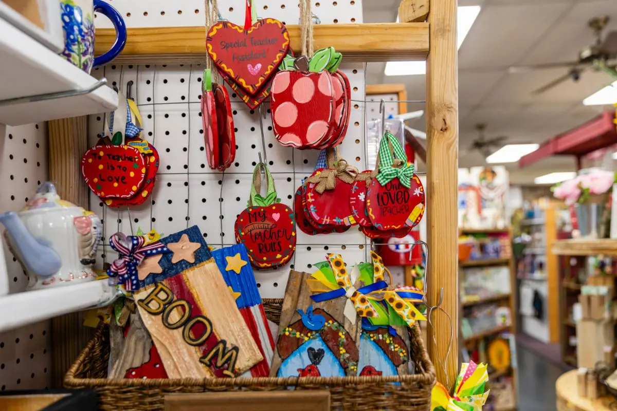 A display of apples and other decorations in a store.